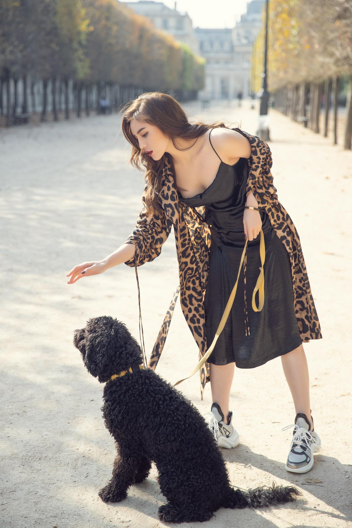 Xuất hiện trong sự kiện cũng như trên đường phố của xứ sở cổ kính và lãng mạn của Paris, Kỳ Duyên trông cực kỳ cá tính và sành điệu.