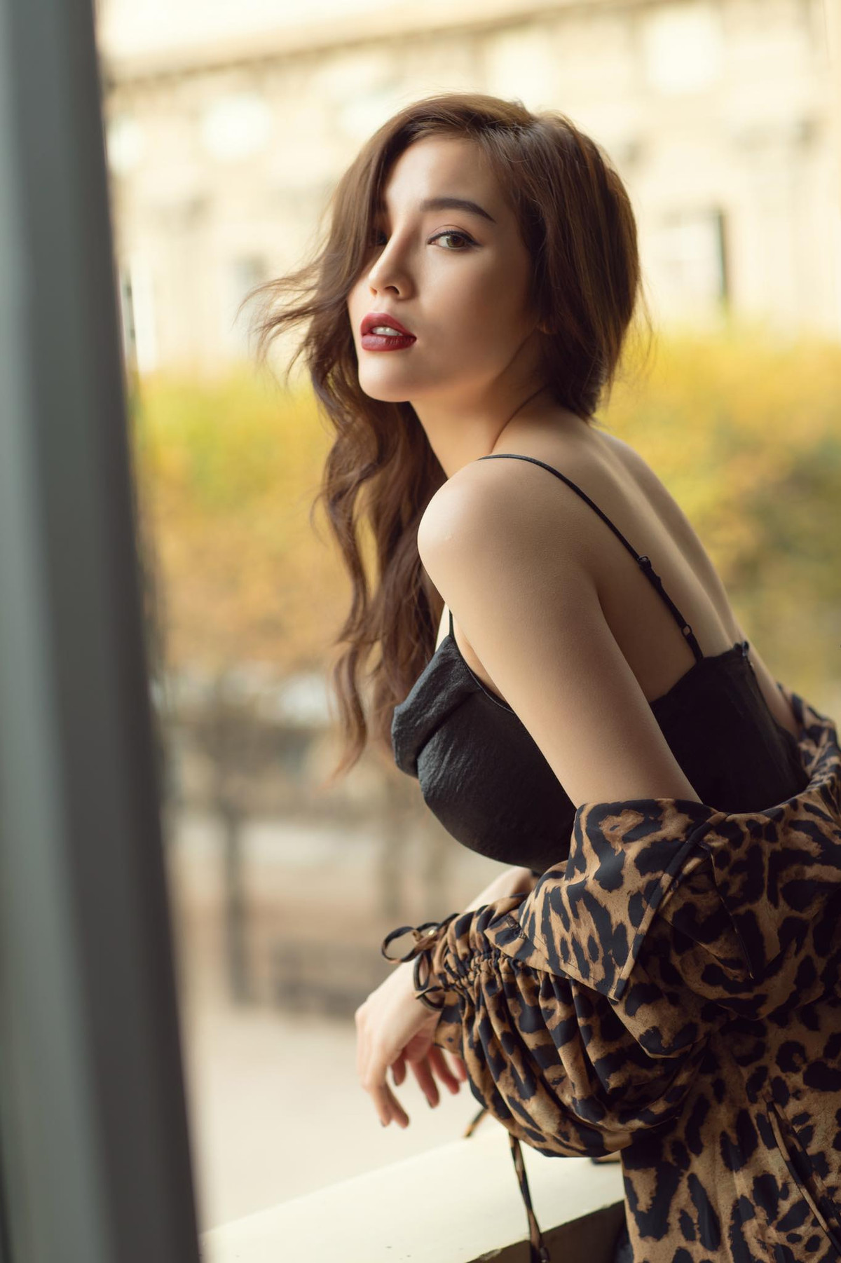 Được biết, Kỳ Duyên đang có chuyến đi Pháp dự Paris Fashion Week (Tuần lễ Thời trang Paris 2018). Cô là khách mời trong màn trình diễn sưu tập Xuân Hè 2019 của một thương hiệu nổi tiếng tại Tuần lễ này.