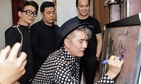 Bi chi trich vi ky ten len tranh, Dam Vinh Hung dap tra soc-Hinh-2