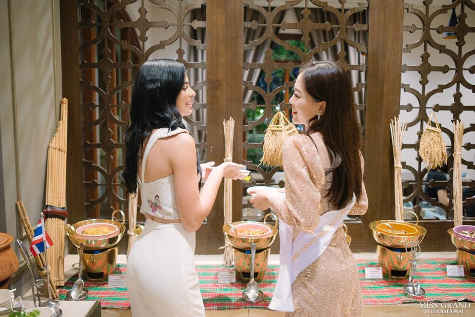 Nhờ khả năng ngoại ngữ tốt nên Phương Nga không gặp khó trong việc giao tiếp cùng các thí sinh cũng như BTC và giới truyền thông.