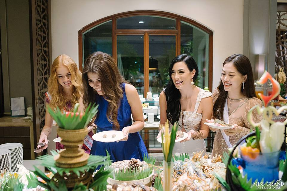 Á hậu Phương Nga sinh năm 1998. Cô sở hữu chiều cao 1,72m, số đo 3 vòng 84-64-92.