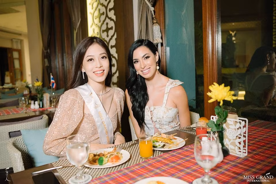 Không chỉ xinh đẹp, Phương Nga còn có thành tích học tập đáng nể. Hiện tại, Á hậu Phương Nga đang là sinh viên năm 3 chuyên ngành Tài chính, Đại học Kinh tế quốc dân, Hà Nội.