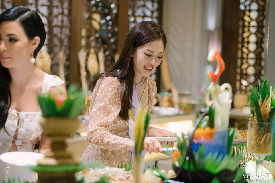 Khi di chuyển về khách sạn Royal Lake Yangon để ăn uống và giao lưu cùng các thí sinh, người đẹp Việt Nam hút ống kính bởi luôn nở nụ cười rạng rỡ.