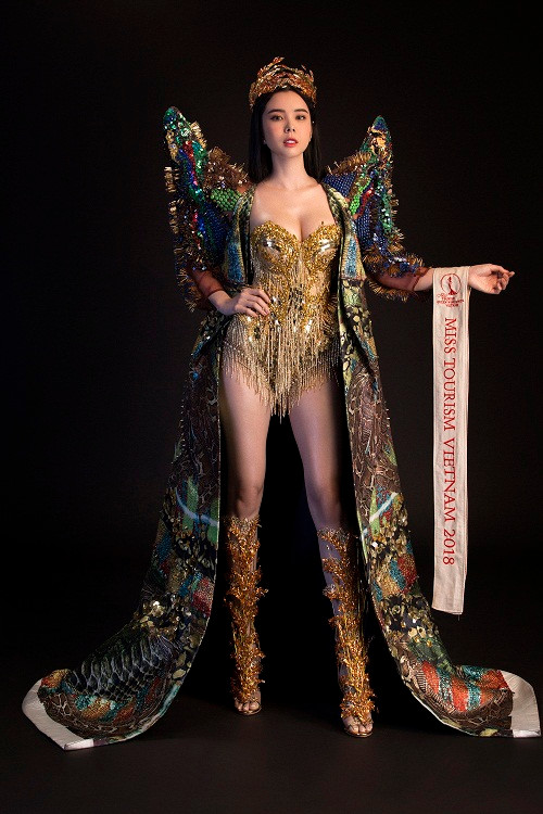 Đại diện Việt Nam Huỳnh Vy tại cuộc thi Miss Tourism Queen Worldwide 2018 vừa chính thức giới thiệu trang phục truyền thống. Thiết kế mang tên “Nữ thần mùa màng” do NTK Phạm Chí Công thực hiện lấy cảm hứng từ hình ảnh cây lúa Việt Nam.