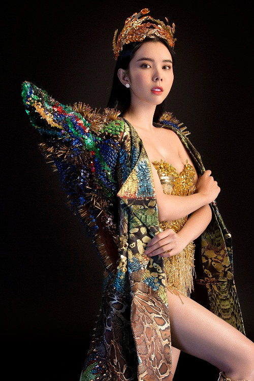 Trên bộ áo khoác in họa tiết độc đáo với những màu sắc rực rỡ kết hợp trang trí, tạo nên sự sống động cho trang phục.