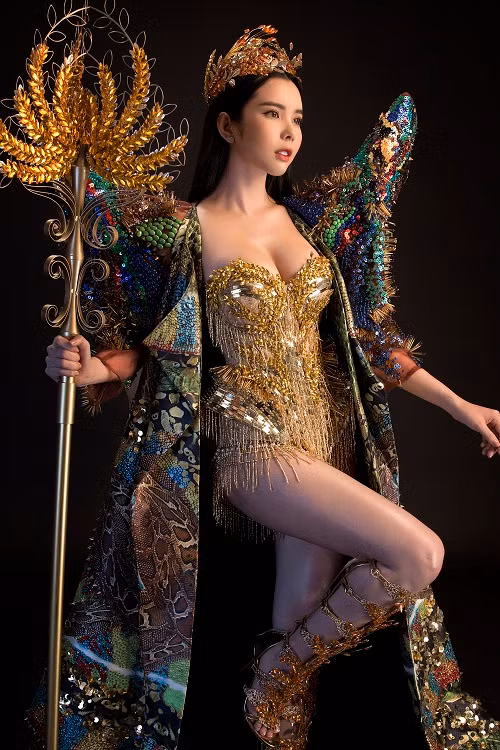 Bộ trang phục của Huỳnh Vy được chia làm hai phần, body suit bên trong và bộ áo choàng bên ngoài. Bộ body suit được may bằng chất liệu vải thun và vải lưới kim tuyến nhằm tạo độ bắt sáng khi trình diễn trên sân khấu.