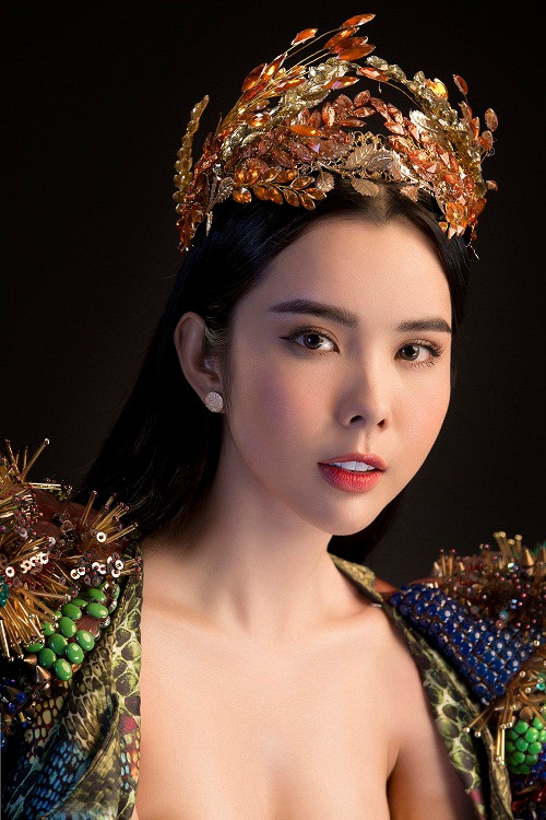 Với bộ trang phục này, người đẹp Huỳnh Vy và ê-kíp muốn mang đến cuộc thi hình ảnh mới mẻ khi nhắc đến Việt Nam, vẫn là khắc họa văn hóa truyền thống nhưng được thể hiện theo một cách mạnh mẽ và cá tính hơn, mang hơi thở hiện đại.