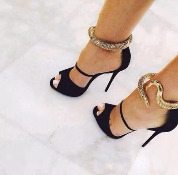 Toàn bộ những món đồ hiệu Trà Ngọc Hằng vừa bị mất cắp không những đắt tiền mà còn gắn nhiều kỷ niệm với người đẹp.