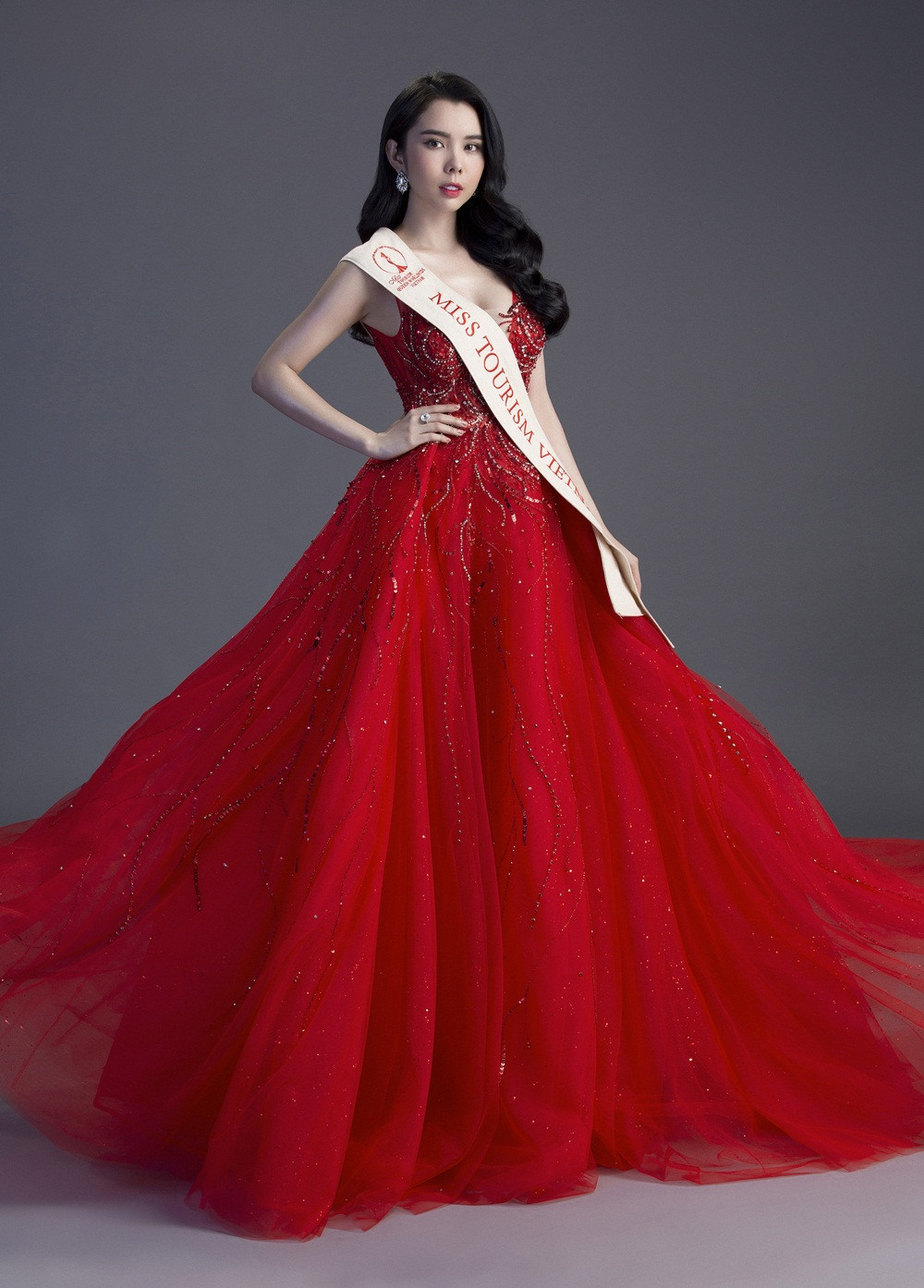 Bộ váy mà Huỳnh Vy sẽ diện là một trong số những mẫu thiết kế tuyệt đẹp của NTK Đỗ Long.