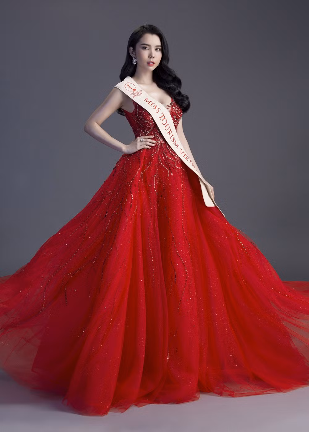 Bộ váy mà Huỳnh Vy sẽ diện là một trong số những mẫu thiết kế tuyệt đẹp của NTK Đỗ Long.