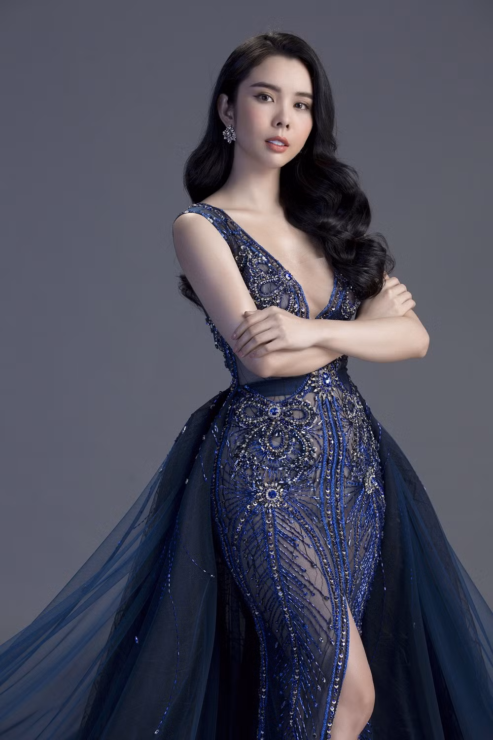 Cả hai bộ váy đều được đính đá trắng, pha lê, kim sa trông bắt mắt và dễ dàng tạo sự lung linh tỏa sáng trên sân khấu.