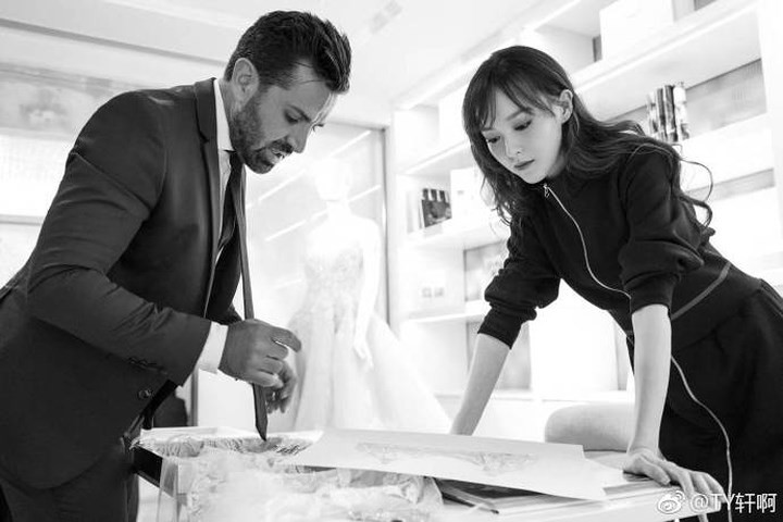 Đích thân Đường Yên và NTK cùng tham gia thực hiện ý tưởng cho bộ váy này.