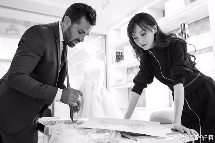 Đích thân Đường Yên và NTK cùng tham gia thực hiện ý tưởng cho bộ váy này.