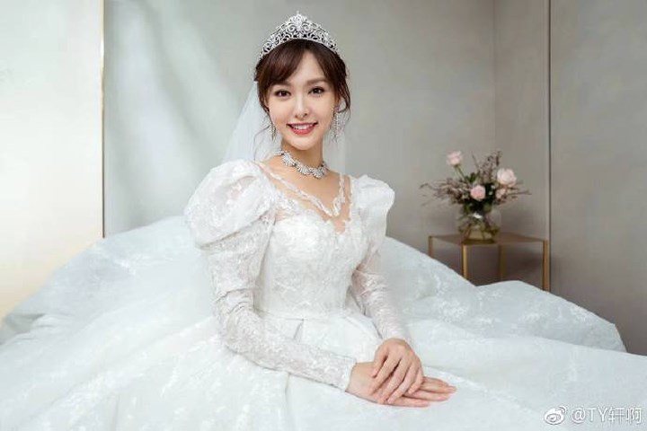 Với thiết kế phần thân ôm sát, thanh lịch và phần thân váy xoè bồng được đính 1206 bông hồng (trùng với ngày sinh nhật của cô 12/6) thêu trên ren, nữ diễn viên lộng lẫy như công chúa trong truyện cổ tích.