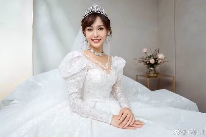 Với thiết kế phần thân ôm sát, thanh lịch và phần thân váy xoè bồng được đính 1206 bông hồng (trùng với ngày sinh nhật của cô 12/6) thêu trên ren, nữ diễn viên lộng lẫy như công chúa trong truyện cổ tích.