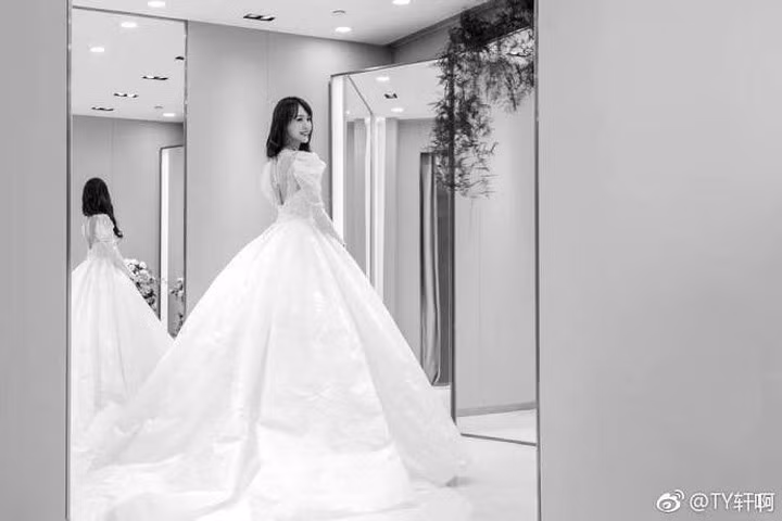 Nữ diễn viên hạnh phúc khi thử váy cưới.