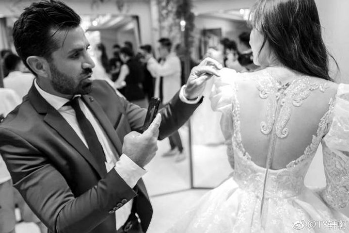 Phần lưng váy được thiết kế đặc biệt, khéo khoe lưng trần gợi cảm nhưng không quá lộ liễu.