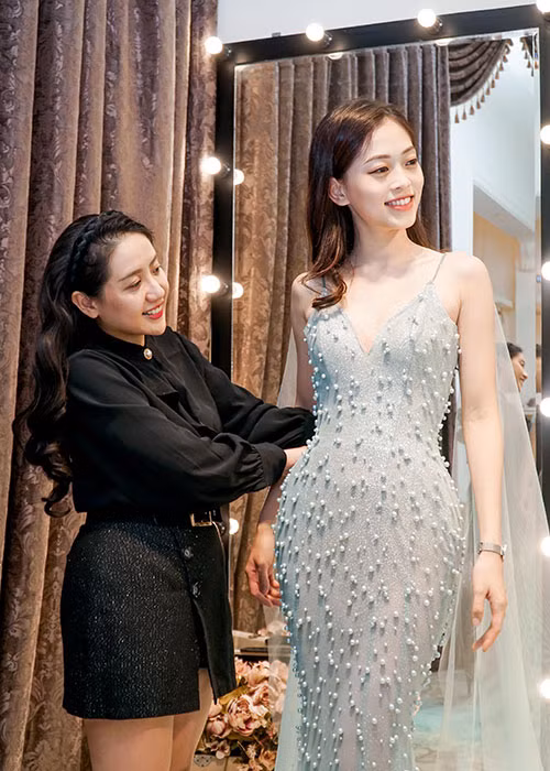 Cùng với việc chuẩn bị trang phục, Phương Nga vẫn tích cực tập luyện catwalk, kỹ năng giao tiếp và tìm hiểu văn hóa tại quốc gia đăng cai Miss Grand International 2018.