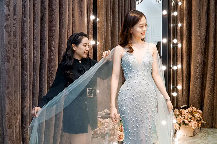 Bên cạnh đó, Á hậu Phương Nga còn có sự hỗ trợ trang phục của các NTK nổi tiếng như: Lê Thanh Hòa, Đỗ Long, Lam Thuận…