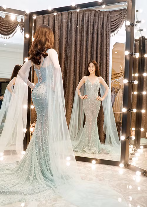 Stylist Mạch Huy chia sẻ sẽ xây dựng cho Phương Nga hình ảnh thời trang khoe tối đa lợi thế hình thể, làm nổi bật nụ cười tỏa sáng của người đẹp. "Phong cách tại cuộc thi này trên tinh thần vẫn là tinh tế, không quá cầu kỳ nhưng mang lại sự quyến rũ cần có của một cô gái 20 tuổi đầy năng lượng”.