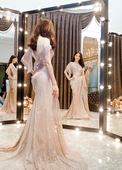 Bên cạnh đó, Bùi Phương Nga còn được định hình phong cách bởi Stylist Mạch Huy.