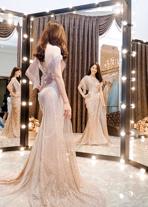 Bên cạnh đó, Bùi Phương Nga còn được định hình phong cách bởi Stylist Mạch Huy.