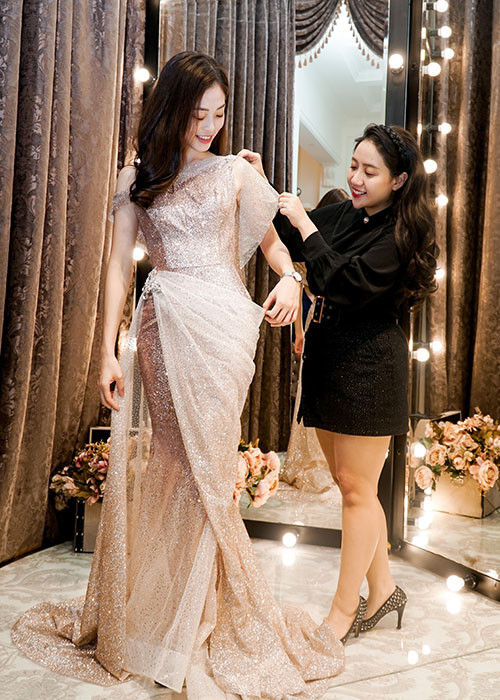 Trong lần "chinh chiến" này, thương hiệu của NTK Anh Thư dành riêng cho Phương Nga những mẫu đầm dạ hội phù hợp với các hoạt động của cuộc thi.