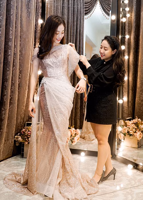 Trong lần "chinh chiến" này, thương hiệu của NTK Anh Thư dành riêng cho Phương Nga những mẫu đầm dạ hội phù hợp với các hoạt động của cuộc thi.