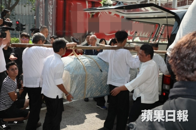 Theo HKChannel, mọi thủ tục diễn ra rất nhanh. Đây cũng là ý nguyện lúc còn sống của Kim Dung. Nhà văn nổi tiếng mong muốn tổ chức tang lễ đơn giản.