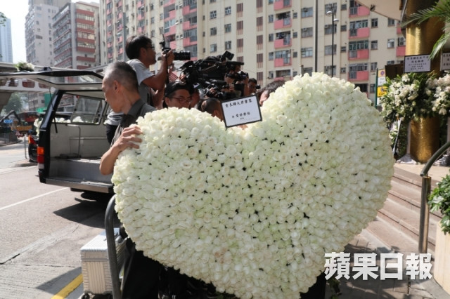 Những ngày qua, bà Lâm Nhạc Di cáng đáng công việc bao gồm trả lời thư thăm hỏi, chia buồn từ các giới chính khách, doanh nhân, văn nghệ sĩ, chuẩn bị tang lễ theo ý nguyện của chồng... Theo Appledaily, bà chăm sóc chồng tận tụy trong đời sống hôn nhân. Nhà báo Trương Bảo Hoa tiết lộ bà Lâm "hầu như không rời chồng nửa bước, toàn tâm toàn ý với chồng". Kim Dung đi lại không tiện nên bà Lâm cũng hiếm ra ngoài.