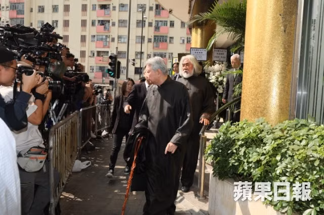 Nhà sản xuất Trương Kỷ Trung xuất hiện giữa những dòng người đưa tiễn. Kim Dung và Trương Kỷ Trung thân thiết từ những năm 2000. Trương Kỷ Trung cũng là nhà sản xuất đầu tiên đưa tác phẩm Kim Dung lên màn ảnh nhỏ ở Đại lục.