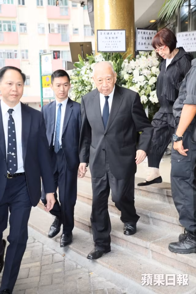 Ông Đổng Kiến Hoa tập tễnh đưa tang bạn thân. Đổng Kiến Hoa là Trưởng đặc khu Hong Kong trong giai đoạn từ năm 1997 đến 2005.