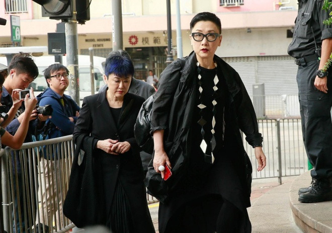 Nhà sản xuất phim Hứa An Hoa là người có mặt trong tang lễ từ chiều 12/11. Bà là người bạn tốt của nhà văn Kim Dung.