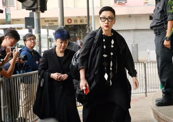 Nhà sản xuất phim Hứa An Hoa là người có mặt trong tang lễ từ chiều 12/11. Bà là người bạn tốt của nhà văn Kim Dung.