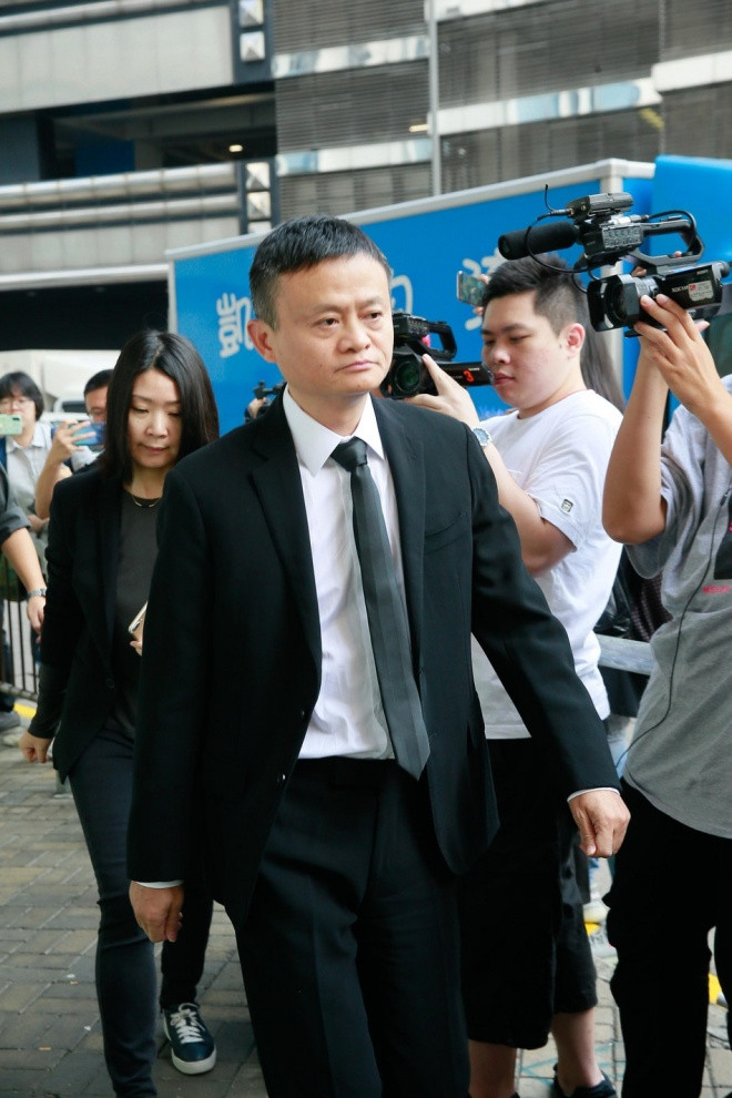 Đối với Jack Ma, Kim Dung là người có ảnh hưởng lớn đến tư tưởng và sự nghiệp. Trong những năm qua, Jack Ma luôn muốn sống quang minh chính đại như các đại hiệp trong tiểu thuyết Kim Dung.