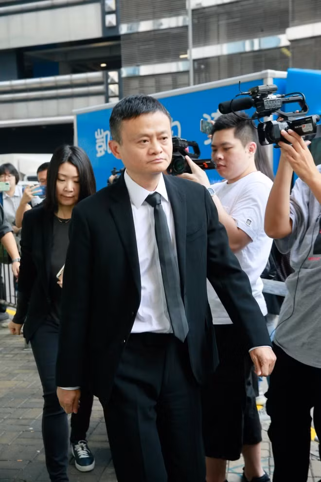 Đối với Jack Ma, Kim Dung là người có ảnh hưởng lớn đến tư tưởng và sự nghiệp. Trong những năm qua, Jack Ma luôn muốn sống quang minh chính đại như các đại hiệp trong tiểu thuyết Kim Dung.