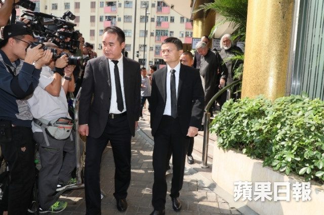 Jack Ma có mặt trong buổi lễ tiễn đưa Kim Dung về nơi an nghỉ cuối cùng. Hôm 12/11, tỷ phú Alibaba đã bay từ Đại lục tới Hong Kong để dự tang lễ.