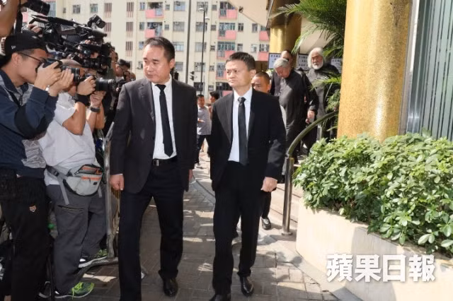 Jack Ma có mặt trong buổi lễ tiễn đưa Kim Dung về nơi an nghỉ cuối cùng. Hôm 12/11, tỷ phú Alibaba đã bay từ Đại lục tới Hong Kong để dự tang lễ.