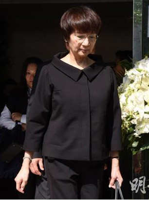 Bà Lâm Nhạc Di - vợ Kim Dung đặt vòng hoa hình trái tim, tiễn biệt chồng.