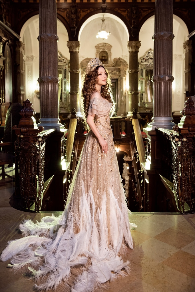 Chiếc váy bồng bềnh với điểm nhấn là những chiếc lông đuôi đà điểu nguyên sợi thướt tha, càng làm cho người mặc thêm phần duyên dáng.