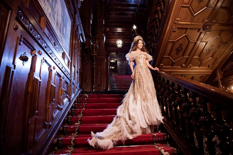 Theo nhà thiết kế Đỗ Long, chiếc đầm đính kim sa họa tiết sóng cuộn được làm trong 100 giờ bởi ba người thợ lành nghề.