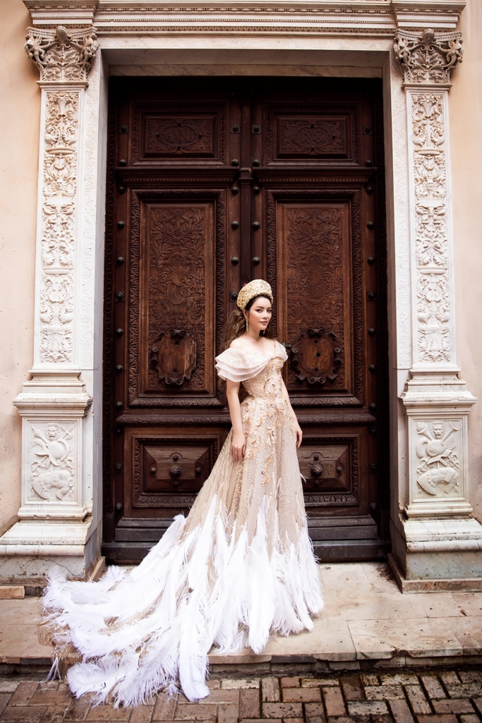 Đặc biệt những tầng voan cổ điển phủ trên bờ vai giúp Lý Nhã Kỳ hệt như nàng công chúa.