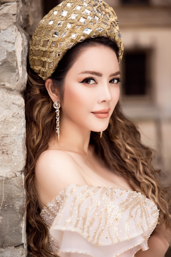 Mái tóc xoăn nhẹ thả dài, đôi bông tai kim cương hợp với set trang phục phong cách hoàng gia, giúp người đẹp phim "Thiên đường" kiêu sa hút mắt.