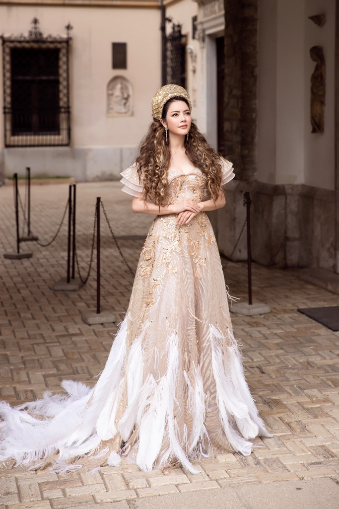 Hình ảnh xinh đẹp của Lý Nhã Kỳ tại Romania.