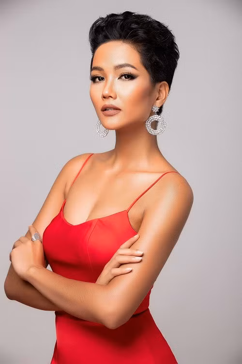 Bên cạnh đó, các kỹ năng về giao tiếp, xử lý make up, tiếng Anh, trang phục…cũng được cô và ê-kíp quan tâm để có hành trang tốt nhất khi lên đường tham gia Miss Universe.