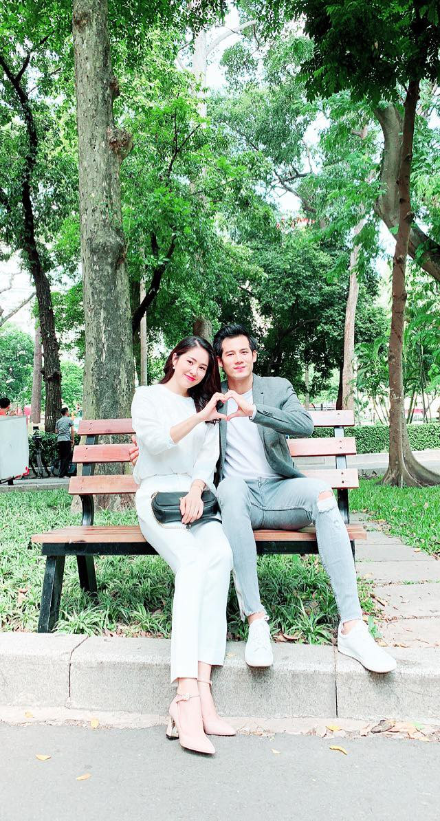 “Tường và Hương là đôi bạn thân, hay uyên ương hay gia đình?”, Lê Phương gợi mở trên trang Facebook cá nhân.