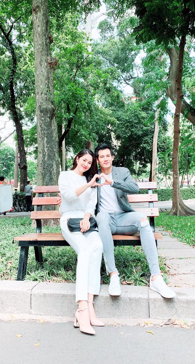 “Tường và Hương là đôi bạn thân, hay uyên ương hay gia đình?”, Lê Phương gợi mở trên trang Facebook cá nhân.