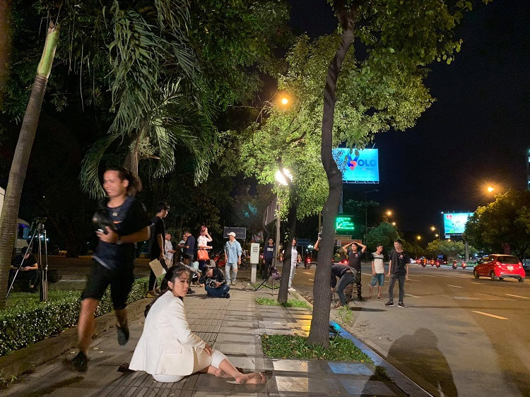 Theo đó, nữ diễn viên chia sẻ cảnh lang thang ngoài đường lúc giữa đêm khuya cùng ê-kíp: “Giờ này vẫn còn lang thang ngoài đường. Mình mệt thì vỉa hè mình cũng ngủ ngon lành nha!”.