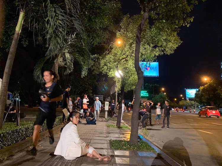 Theo đó, nữ diễn viên chia sẻ cảnh lang thang ngoài đường lúc giữa đêm khuya cùng ê-kíp: “Giờ này vẫn còn lang thang ngoài đường. Mình mệt thì vỉa hè mình cũng ngủ ngon lành nha!”.