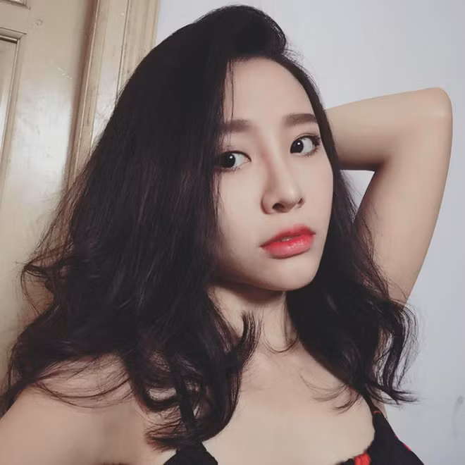 Hiện tại, Kim Lê đang kinh doanh online và mở tiệm cafe tại Hà Nội. Cô thường xuyên chia sẻ về cuộc sống hạnh phúc bên chồng và con gái nhỏ.